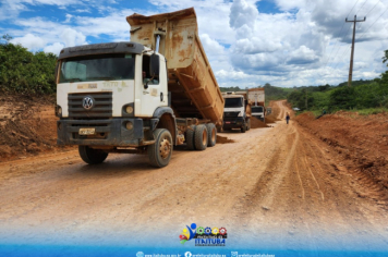 Foto - TRABALHO DE TERRAPLENAGEM E CASCALHAMENTO NA RODOVIA TRANSGARIMPEIRA.