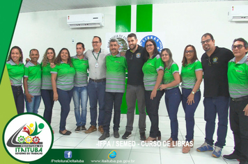 Foto - SERVIDORES RECEBEM CERTIFICADO DO CURSO