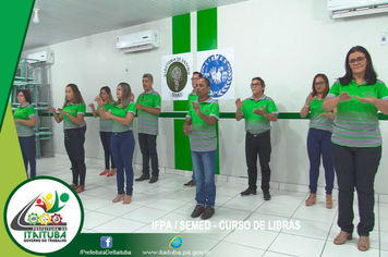 Foto - SERVIDORES RECEBEM CERTIFICADO DO CURSO