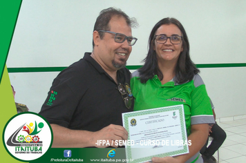 Foto - SERVIDORES RECEBEM CERTIFICADO DO CURSO