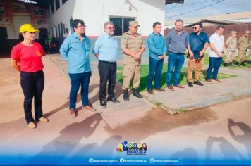 PREFEITO NICODEMOS AGUIAR, VICE DIRCEU BIOLCHI E EQUIPE DE GOVERNO PARTICIPAM DA SOLENIDADE DE ENTREGA DE 01 CAMINHÃO DE COMBATE A INCÊNDIOS NO 7º GBM.