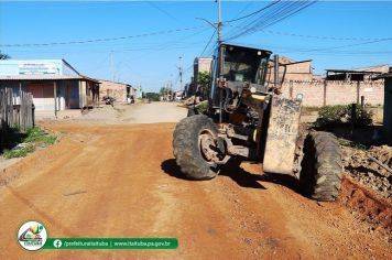 SEMINFRA - BAIRRO VALMIRLÂNDIA 2 RECEBE TERRAPLANAGEM NAS RUAS