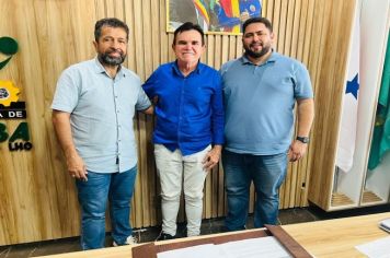 PREFEITO NICODEMOS AGUIAR RECEBE A VISITA DO DEPUTADO FEDERAL HENDERSON PINTO (MDB) E DEPUTADO ESTADUAL JOÃO PINGARILHO (PODEMOS)