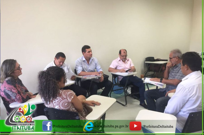 Servidores do município reunidos com o Conselheiro Sérgio Leão, da 1ª controladoria. 